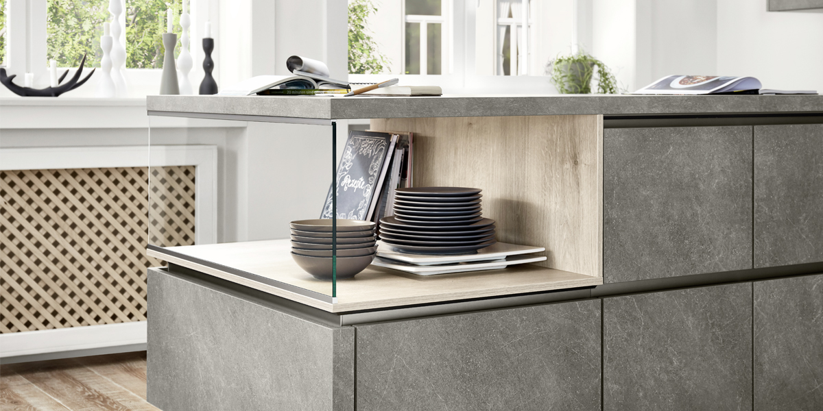 Beton-Dekore für Küchenfronten und Arbeitsplatten gibt es in verschiedenen Farbtönen   von Weißbeton über grau und schiefergrau bis Schwarz-Beton. Vielfältig kombinierbar sind alle Beton-Oberflächen: mit Materialien wie Holz, Glas und Stahl oder farbigen Accessoires ergeben sich bei der Küchengestaltung unzählige Varianten.